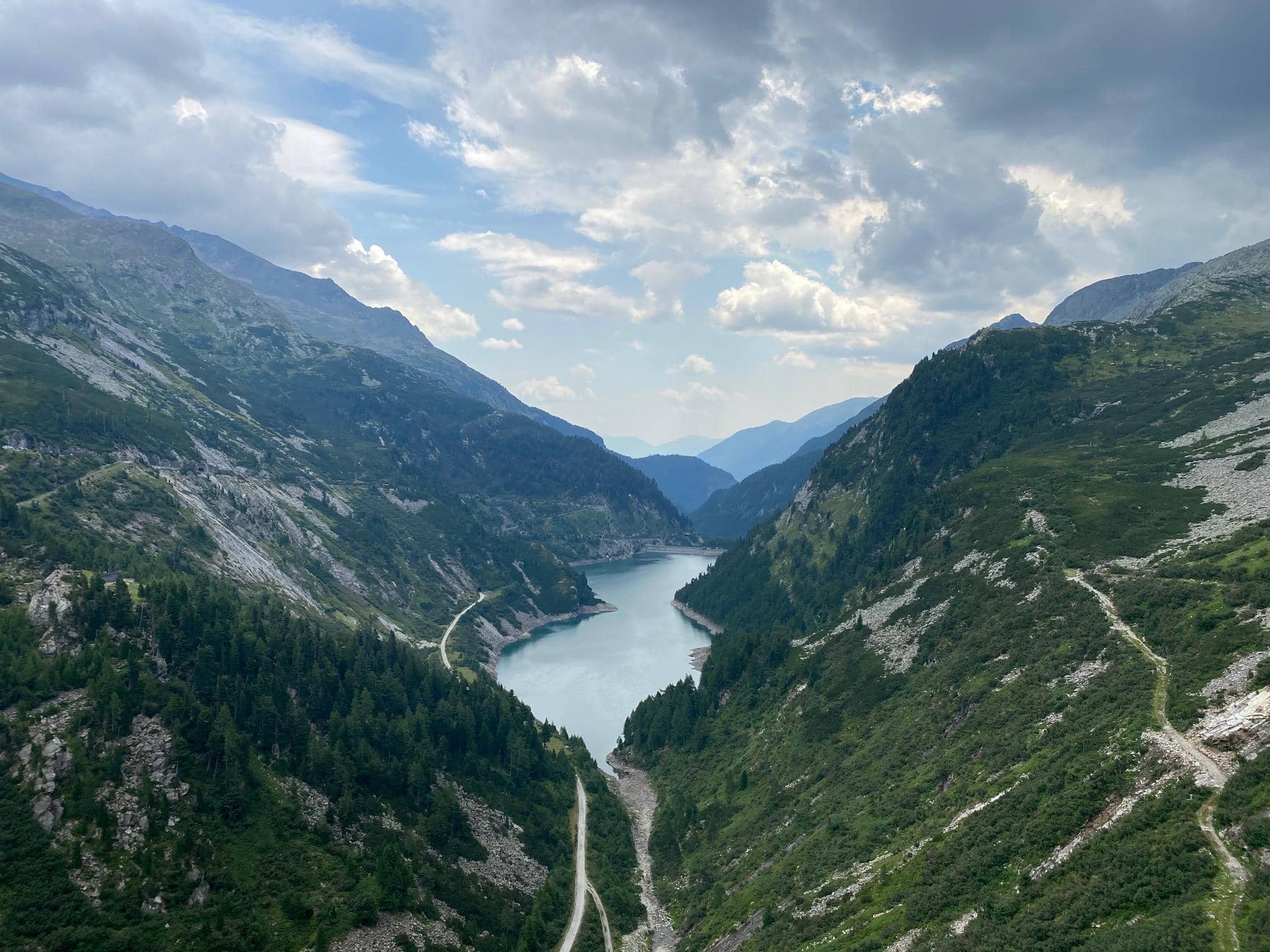 Lélegzetelállító hegyi völgy és tó Ausztriában
