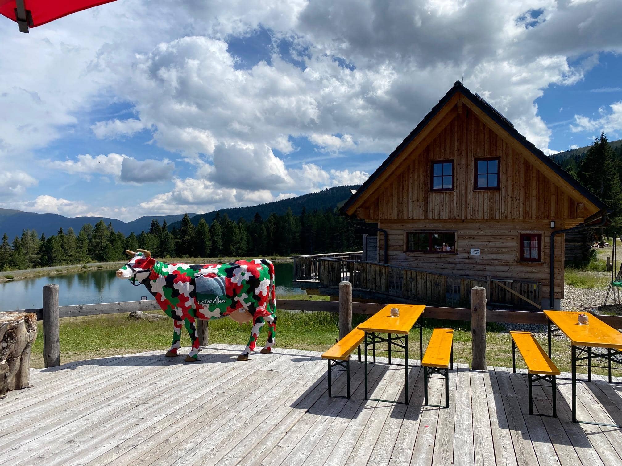 Hangulatos alpesi hütte tó partján